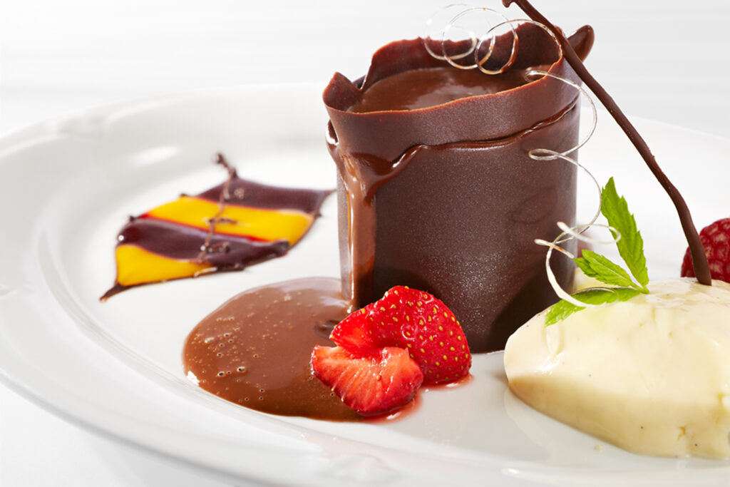 Vanillecrème mit Mangosorbet und Schokolade